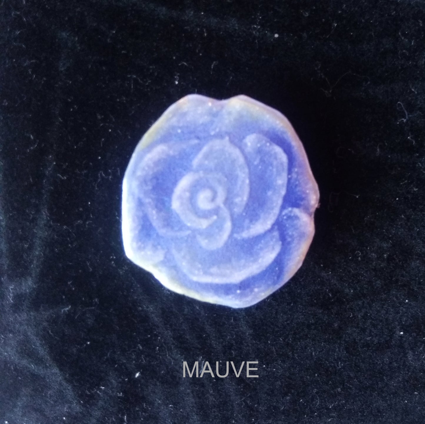 Broche en argent 925/1000 émaillée selon la technique de la grisaille Mauve