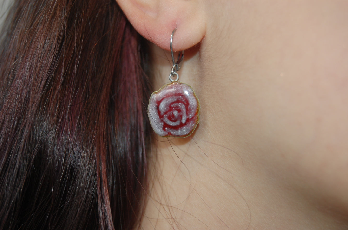 Boucles d'oreilles portées en argent 925/1000 émaillée selon la technique de la grisaille