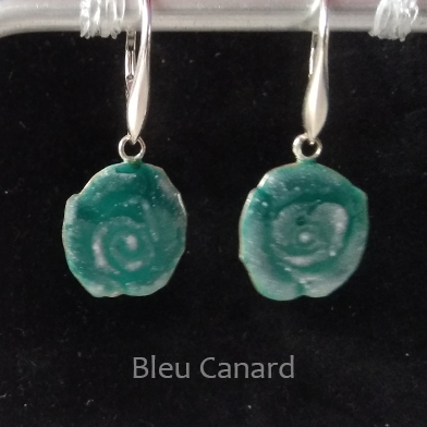Boucles d'oreilles portées en argent 925/1000 émaillée selon la technique de la grisaille Bleu Canard