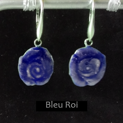Boucles d'oreilles portées en argent 925/1000 émaillée selon la technique de la grisaille Bleu Roi