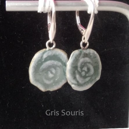 Boucles d'oreilles portées en argent 925/1000 émaillée selon la technique de la grisaille Gris Souris