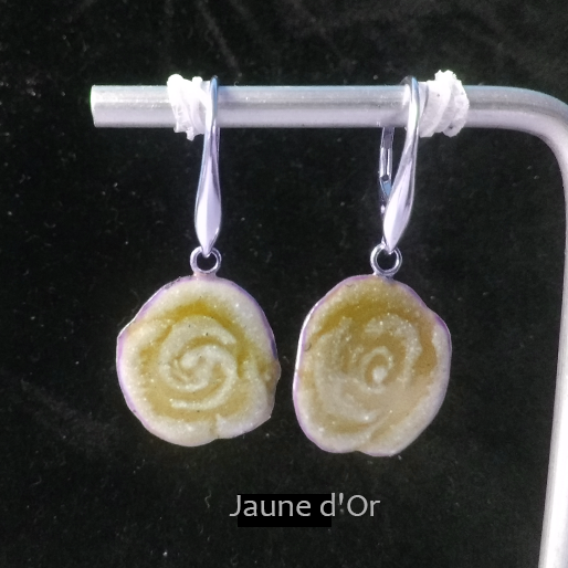 Boucles d'oreilles portées en argent 925/1000 émaillée selon la technique de la grisaille Jaune d'Or