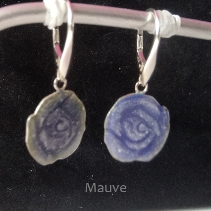 Boucles d'oreilles portées en argent 925/1000 émaillée selon la technique de la grisaille Mauve