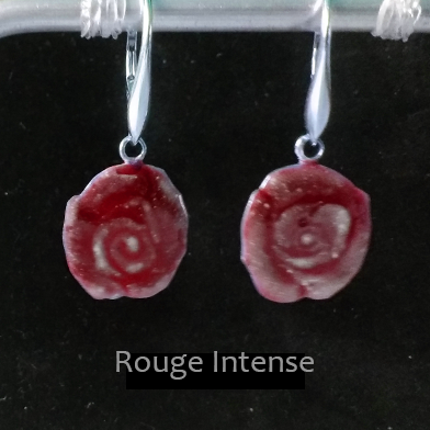 Boucles d'oreilles portées en argent 925/1000 émaillée selon la technique de la grisaille Rouge Intense
