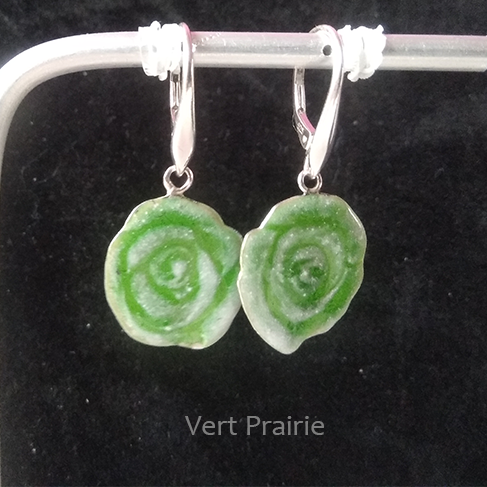 Boucles d'oreilles portées en argent 925/1000 émaillée selon la technique de la grisaille Vert Prairie