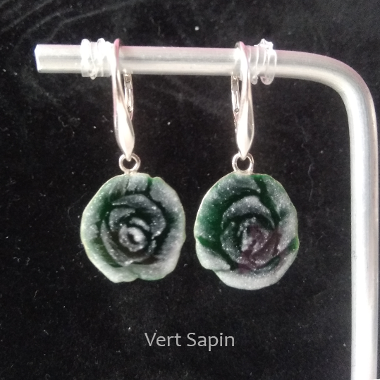 Boucles d'oreilles portées en argent 925/1000 émaillée selon la technique de la grisaille Vert Sapin