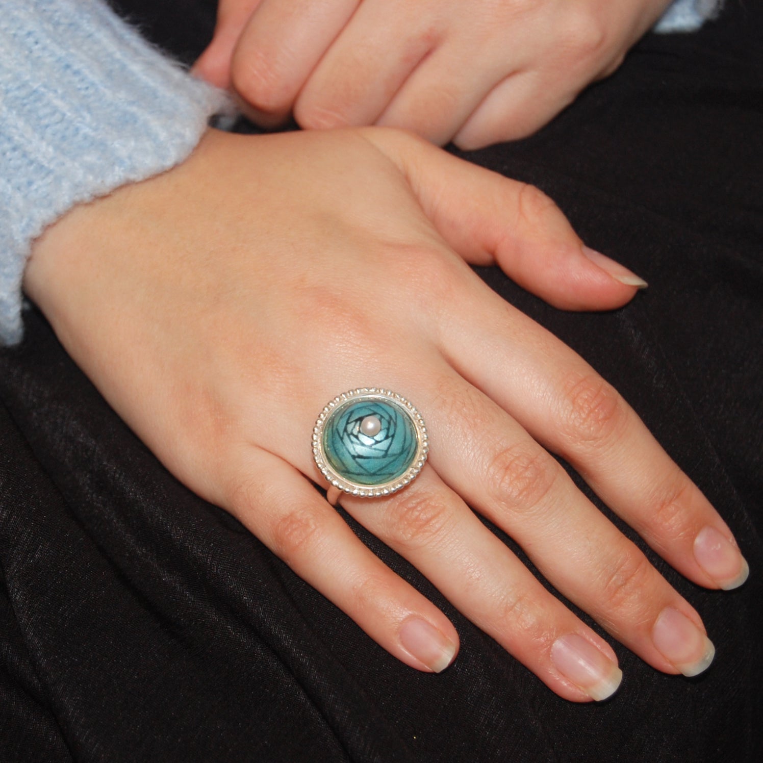 Bague en argent 925/1000 émaillée et perle de Nacre. Couleurs interchangeables Cyan