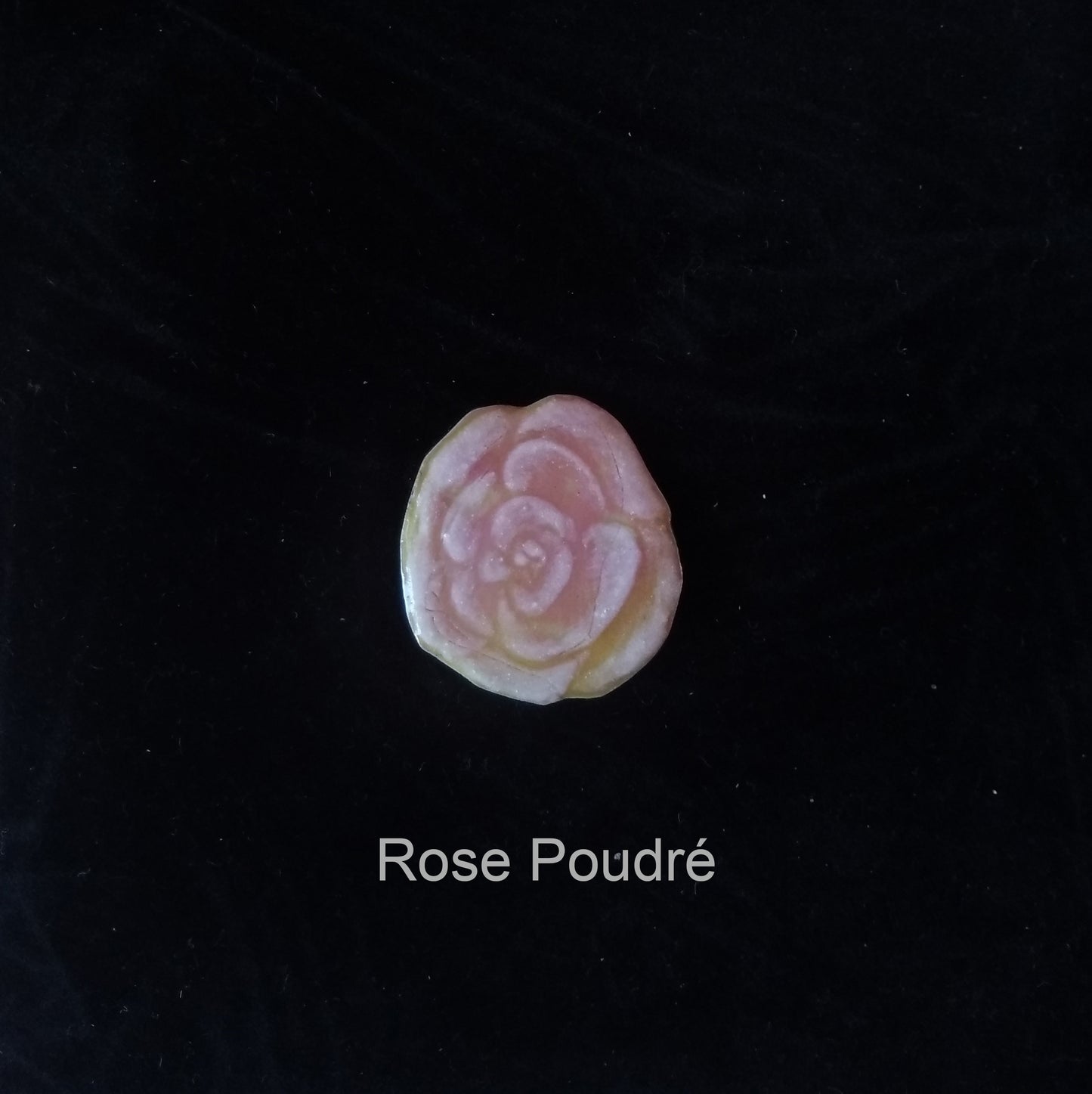 Mini Broche en argent 925/1000 émaillée selon la technique de la grisaille Rose Poudré