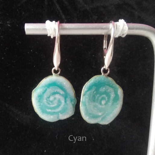 Boucles d'oreilles portées en argent 925/1000 émaillée selon la technique de la grisaille Cyan