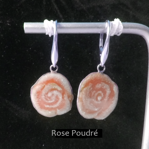 Boucles d'oreilles portées en argent 925/1000 émaillée selon la technique de la grisaille Rose Poudré