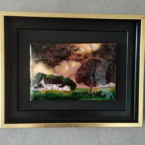 Tableau émaillé selon la technique des émaux de Limoges. émail peint. Plaque rectangulaire représentant une maison de campagne avec un grand arbre. Le ciel est orageux et un vol de canards traverse le ciel. Cadre noir et or.